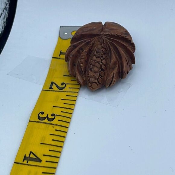 Antique-Vintage hand carved wood fur dress clip. Botanical design - Picture 6 of 7